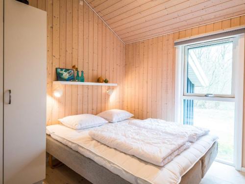 Holiday home Fanø CXXX tesisinde bir odada yatak veya yataklar