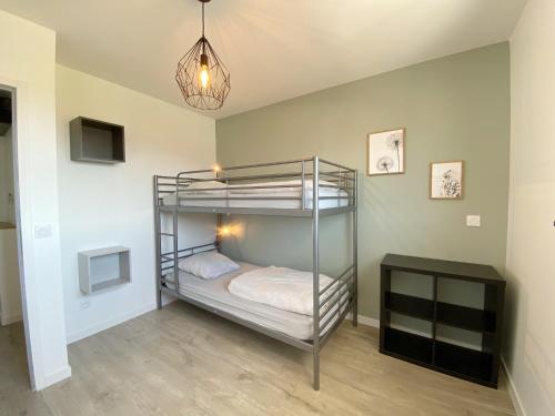 מיטה או מיטות קומותיים בחדר ב-Aux Peupliers de Pradian - Alba