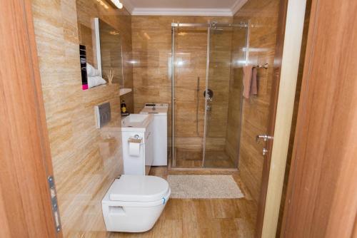 Un baño de Mamaia Solid Residence Top Dreams 2