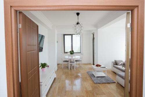 una puerta abierta a una sala de estar con mesa en Mamaia Solid Residence Top Dreams 2, en Mamaia
