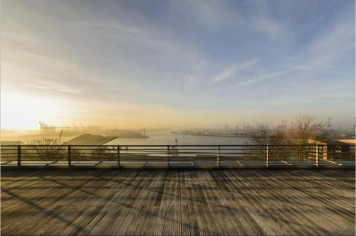 vista sul fiume da un molo con vista sull'acqua di The Suites Rainvilleterrasse ad Amburgo