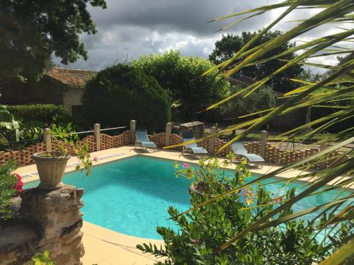 a swimming pool in a yard with a fence at Maison calme au cœur des vignes in Sainte-Colombe