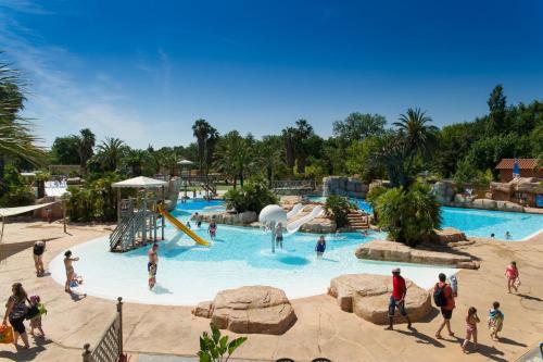 un groupe de personnes dans une piscine d'un complexe hôtelier dans l'établissement TopSun Argelès la Sirène Cottage3 40m2 Max 4 adultes et 2 des ses enfants inc bebe, à Argelès-sur-Mer