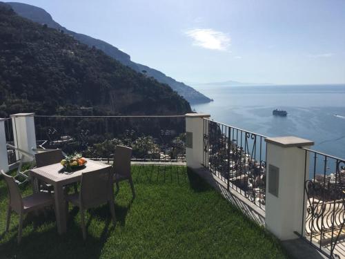 einen Balkon mit einem Tisch und Meerblick in der Unterkunft Casa Roberta in Positano