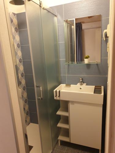 a bathroom with a sink and a mirror at Villa Oneiro Fronte Mare in Santa Maria Del Focallo