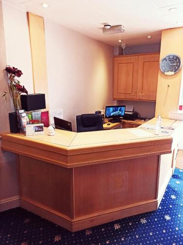 an office with a reception counter with a desk at Crystal Hotel & Savour in Cambridge