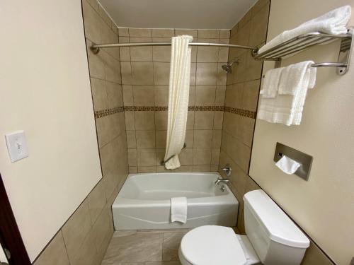 Ένα μπάνιο στο Roswell Inn