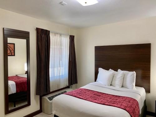 Ένα ή περισσότερα κρεβάτια σε δωμάτιο στο Roswell Inn