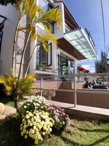 a house with a bunch of flowers in the yard at Ngan Hoa - Mille Fleurs 02 in Da Lat