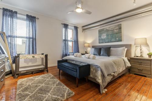 1 dormitorio con 1 cama y TV en Luxury 1BR OLD CITY-KING BED Walk to Liberty Bell & Independence Mall - FREE PARKING! en Filadelfia