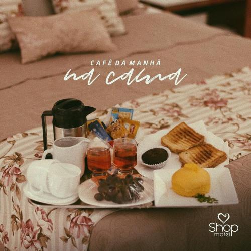 een dienblad met eten en drinken op een tafel bij Shop Motel in Campina Grande