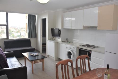 Küche/Küchenzeile in der Unterkunft Accommodation Sydney City Centre - Hyde Park Plaza 3 bedroom 1 bathroom Apartment