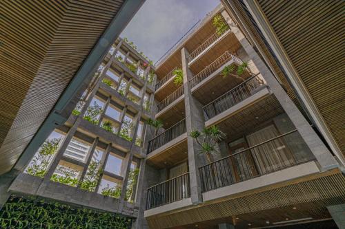 een appartementengebouw met balkons en planten bij Le Boutique Danang in Da Nang