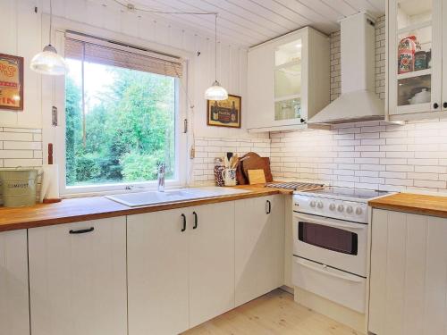 Kjøkken eller kjøkkenkrok på 4 person holiday home in Vejby