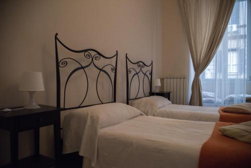 Posteľ alebo postele v izbe v ubytovaní Beautiful and Spacious Apartment next to Termini 10 minutes from Coliseum