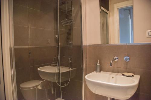 Kúpeľňa v ubytovaní Beautiful and Spacious Apartment next to Termini 10 minutes from Coliseum