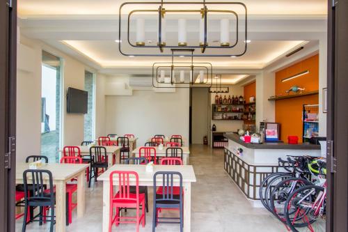 uma sala de jantar com cadeiras vermelhas e mesas num restaurante em Fantasy Homestay em Puli
