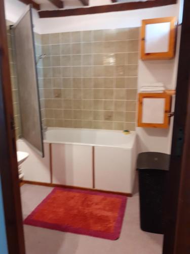 Ванная комната в Maison Normande