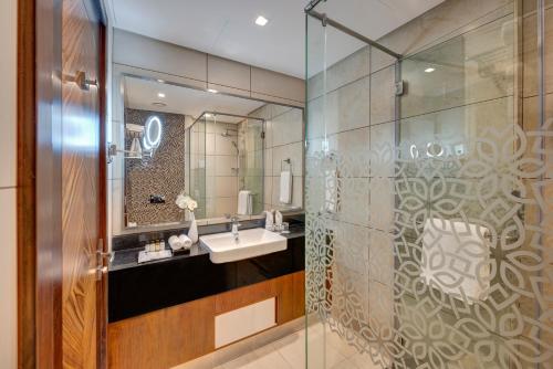 Bilik mandi di Royal Continental Suites Business Bay - Deluxe Apartments
