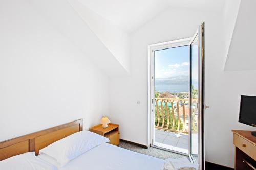 سرير أو أسرّة في غرفة في Villa Supetar