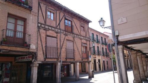 una calle vacía en un viejo pueblo con edificios en Casa de Huéspedes Vecinodecerbantes en Alcalá de Henares