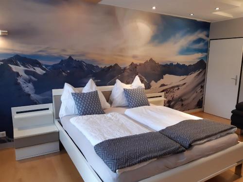- une chambre avec une fresque murale représentant la montagne dans l'établissement Apartment Magdalena, à Kaprun