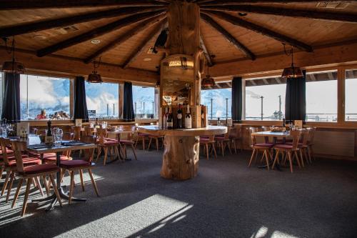 Restaurace v ubytování Berggasthaus First - Only Accessible by Cable Car