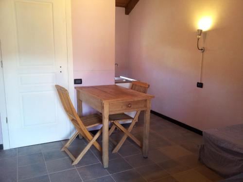 a wooden table and a chair in a room at La Volpe e la Luna in Mioglia
