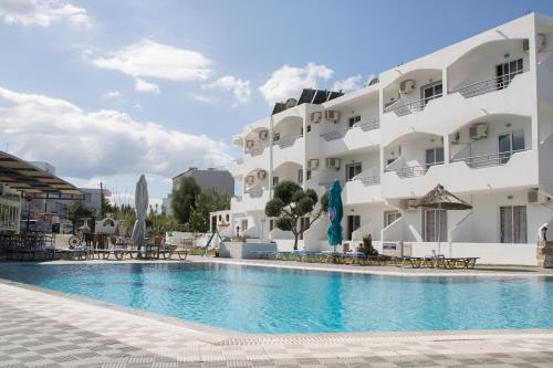 Bazén v ubytování Lisabeth Apartments nebo v jeho okolí
