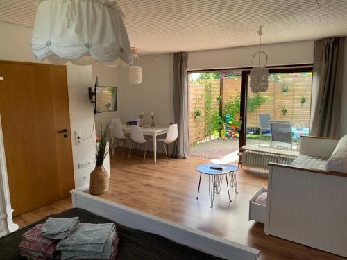 uma sala de estar com uma mesa e uma sala de jantar em Gemütliche Heide-Ferienwohnung em Soltau