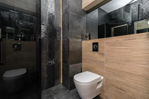 een badkamer met een toilet en een douche bij Grey Horse Apartment premium in Gdańsk