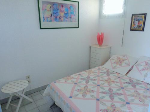 une chambre avec un lit et une chaise dedans dans l'établissement APPT 1 CHAMBRE QUARTIER DES PLAGES, à Sète