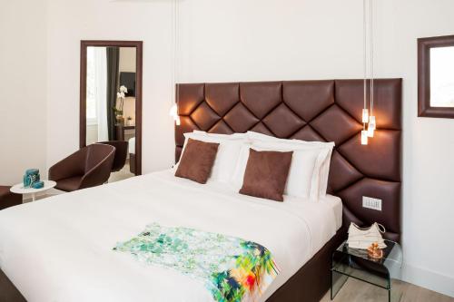 Sanremo Luxury Suites tesisinde bir odada yatak veya yataklar