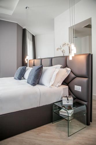 Postel nebo postele na pokoji v ubytování Sanremo Luxury Suites