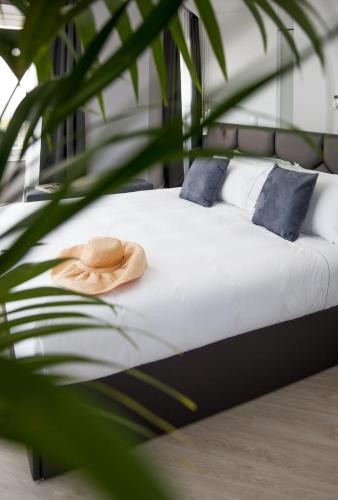 Postel nebo postele na pokoji v ubytování Sanremo Luxury Suites