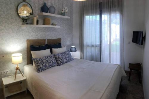 Postel nebo postele na pokoji v ubytování Chill out ground floor apartm +private garden+WIFI