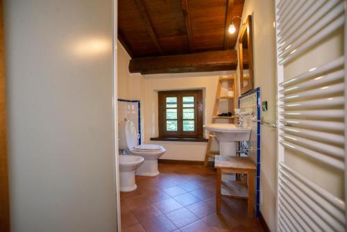 ein Badezimmer mit zwei Toiletten und einem Waschbecken in der Unterkunft Agriturismo Il Corniolo in Castiglione di Garfagnana