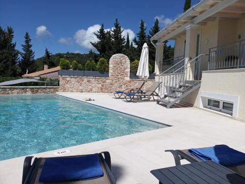 Piscina en o cerca de Villa Alonaki