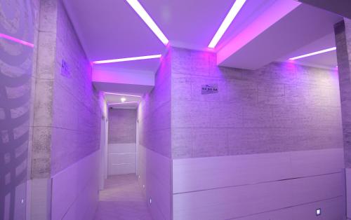 un corridoio con luci viola in una stanza di Apartments Belgrade a Belgrado