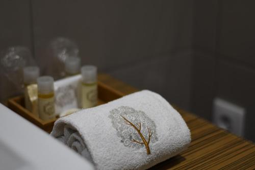 a towel sitting on top of a wooden table at Casa do Vidoeiro in Seia