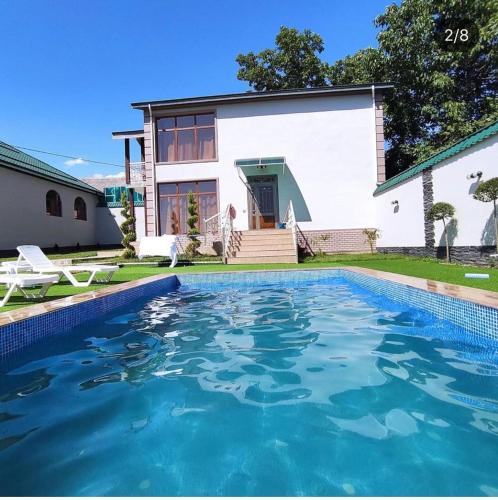 uma casa com piscina em frente a uma casa em Villa Jumeirah em Gabala