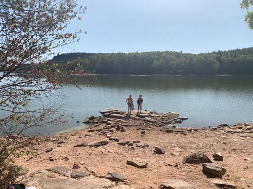 two people standing on the shore of a lake at Ancienne Auberge des Brizards - Morvan (14 personnes) in Quarré-les-Tombes