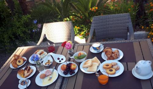 un tavolo con piatti per la colazione di Hotel Ares a Pontinia