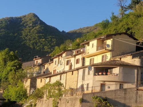 PaganicoLa Casa Sul Fiordo Lago del Turano的山上的一栋建筑，背景是一座山