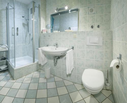 La salle de bains est pourvue de toilettes, d'un lavabo et d'une douche. dans l'établissement Weingut & Ferienwohnungen Müller-Kern, à Neustadt an der Weinstraße