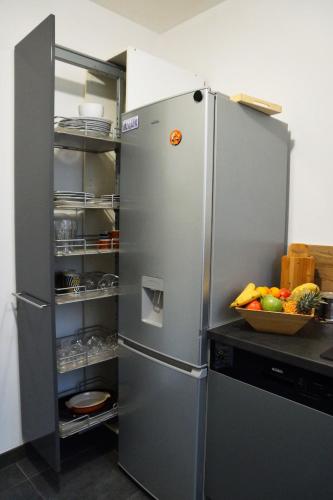 - un réfrigérateur dans la cuisine avec un bol de fruits dans l'établissement Le Pont Kuss, à Strasbourg