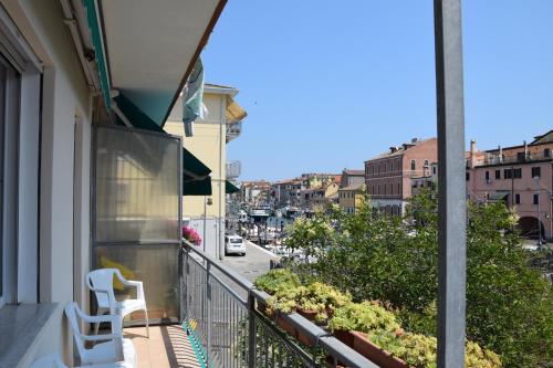 a balcony with a view of a city street at el Capitan de Mar in Chioggia
