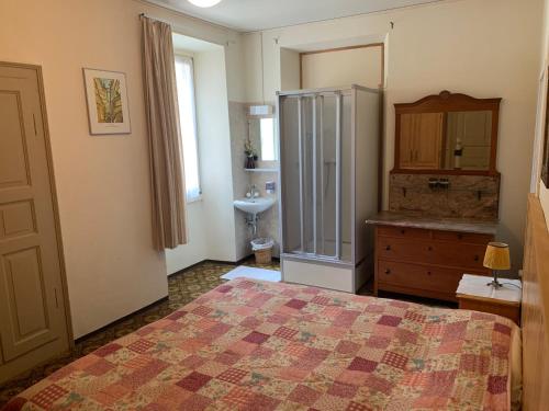 מיטה או מיטות בחדר ב-Albergo Calancasca Ristorante Jaipur