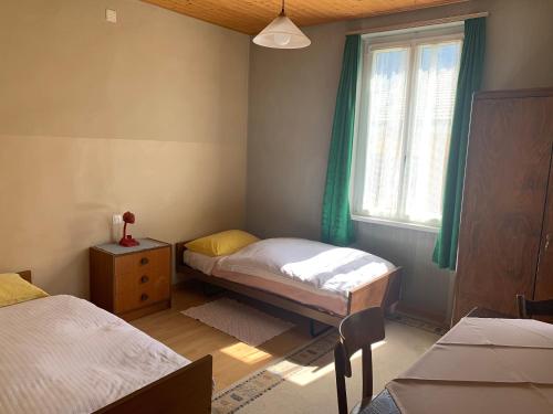 מיטה או מיטות בחדר ב-Albergo Calancasca Ristorante Jaipur