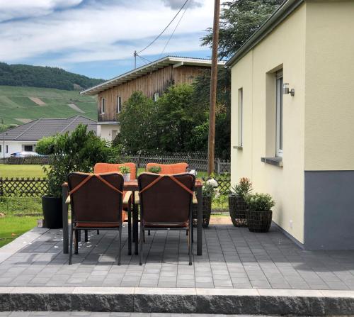 a table and chairs sitting on a patio at Ferienwohnung Kleine Auszeit in Maring-Noviand